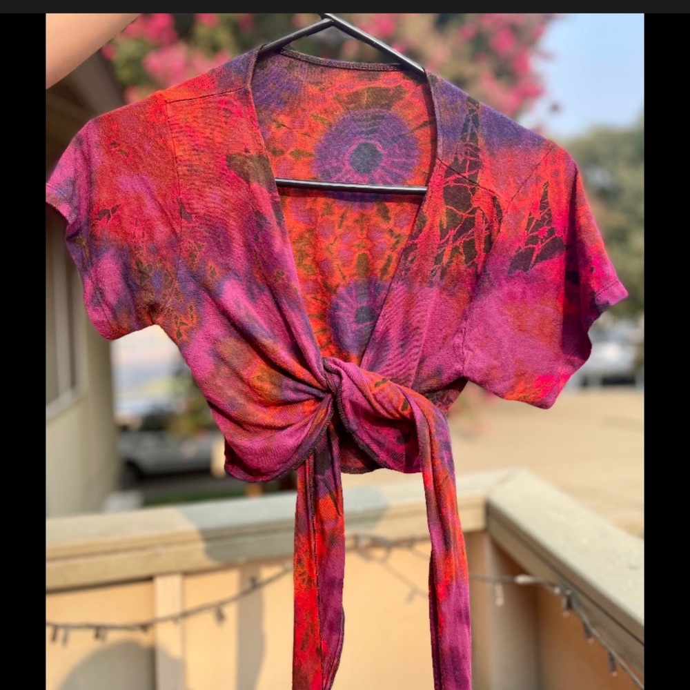 Tie-dye adjustable wrap shirt